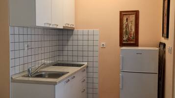 Full-sized fridge, oven, stovetop, espresso maker