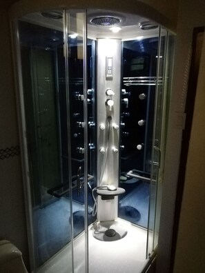 Honeymoon Suite, 1 Bedroom, Hot Tub | Jetted bathtub - Maxy's Inn Hotel & Suite (Lima)