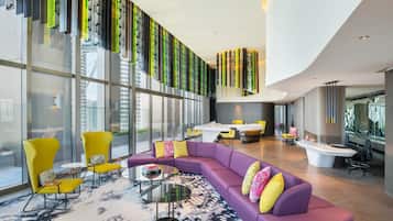 套房, 1 张特大床, 露台 | 客厅 | 43-英寸LED 电视 (配备卫星频道)、电视