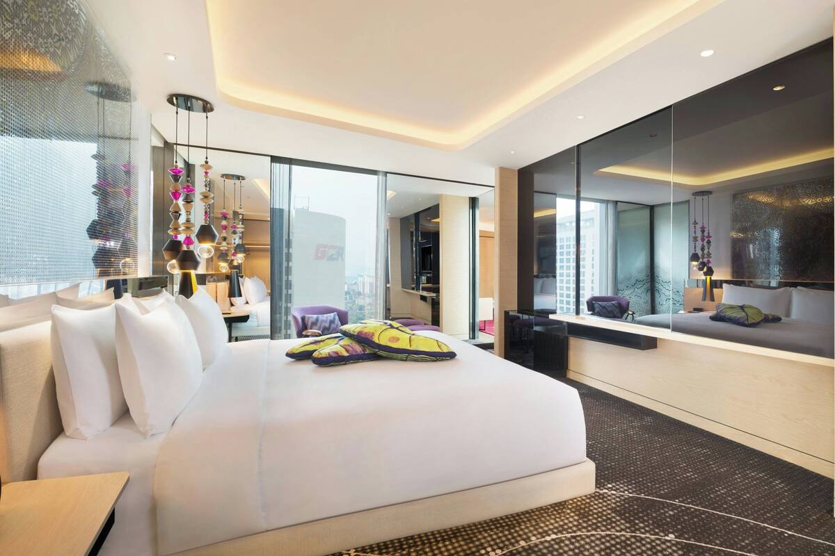 Studio Suite, 1 King Bed | Minibar, in-room safe, desk, laptop workspace