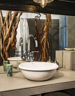 Shower - El Asiento Del Azar (Banyeres del Penedes)