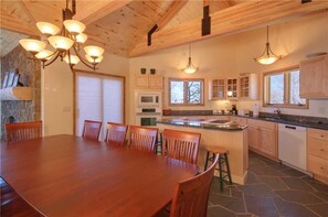House, Multiple Beds (Ski Trail Lodge I) | Private kitchen
