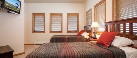 House, Multiple Beds (Ski Trail Lodge I) | 5 bedrooms, iron/ironing board, free WiFi, bed sheets