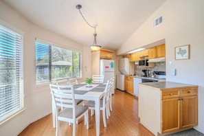 Fridge, microwave, oven, stovetop - Cenizo #3 - Lakefront Haven with Resort Pool (Lakeway)