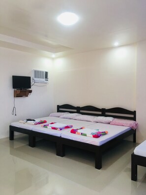 Deluxe Suite, Multiple Bedrooms, Sea View, Beachside | Desk, free WiFi