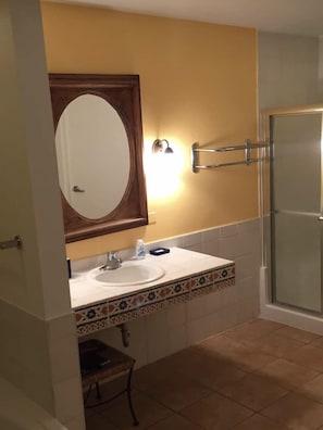 Bathtub, hair dryer, bidet, towels - Beach and Golf Private Villa in Palmas Del Mar (Palmas Del Mar)