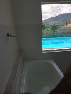 Shower, free toiletries, towels