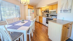 Dining - Cool Treehouse Cabin for wake sport and boating with cave pool [#12 Honeysuckle] (Lakeway)