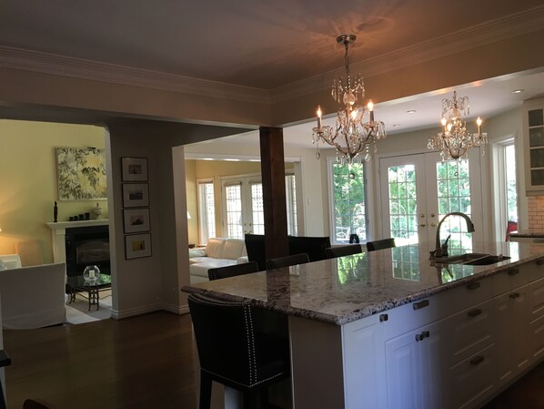 Interior - Spacious/Family Friendly! Lake View! close to Beach & Downtown 5-night min avail (Toronto)