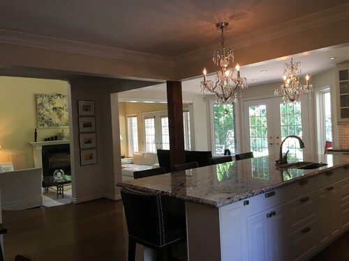 Spacious/Family Friendly! Lake View! close to Beach & Downtown 5-night min avail