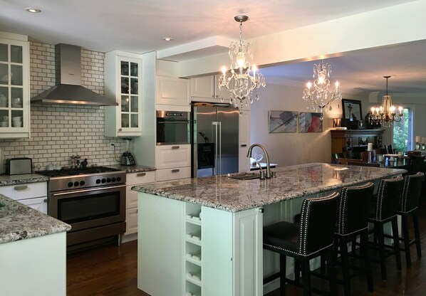 大冰箱、微波炉、烤箱、炉灶