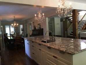 Dining - Spacious/Family Friendly! Lake View! close to Beach & Downtown 5-night min avail (Toronto)