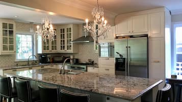 Full-sized fridge, microwave, oven, stovetop