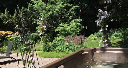Spacious/Family Friendly! Lake View! close to Beach & Downtown 5-night min avail