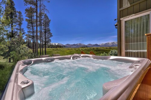 Tahoe Retreat on the Meadow- Hot Tub, A/C