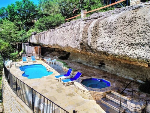 Engelman`s Daisy #11 - Elevated Treehouse with Pool & Hot Tub Access