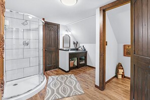 Amenidades de baño gratuitas, secadora de cabello, toallas 
