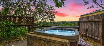 Guesthouse less than a mile from Gruene Hall! Sleeps up to 4! Private Hot Tub
