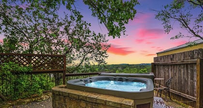 Guesthouse less than a mile from Gruene Hall! Sleeps up to 4! Private Hot Tub