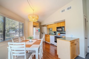 Dining - Rain Lily #5 - Lakeside Luxury with Pool Access (Lakeway)