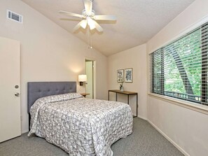 Skrivebord, strykejern/-brett, reiseseng for barn og wi-fi (inkludert)