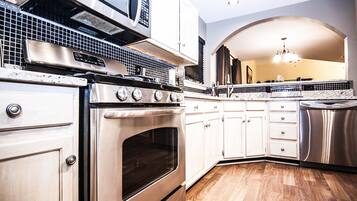 Kylskåp, mikrovågsugn, ugn och spishäll