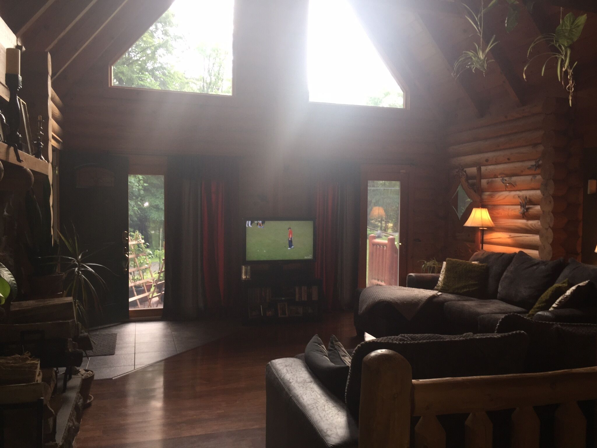 Älytelevisio, takka, kirjoja