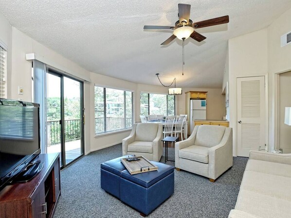 Smart TV, fireplace, DVD player - Treehouse Bungalow - Community Pool/Hot Tub #17 (Lakeway)