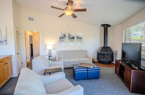 Living area - Acacia #17 - Secluded Treehouse with Resort Hot Tub (Lakeway)