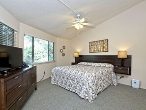 Escritorio, tabla de planchar con plancha, cuna de viaje y wifi gratis