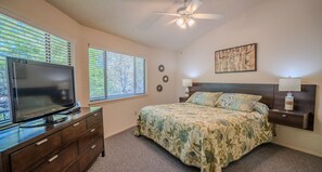 Room - Primrose #6 - Lake View Retreat with Hot Tub Access (Lakeway)