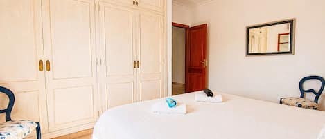3 habitaciones, tabla de planchar con plancha y cuna de viaje
