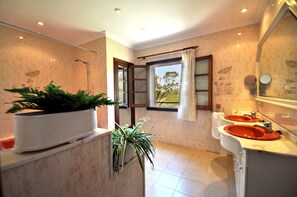 Baignoire, sèche-cheveux, bidet, serviettes fournies