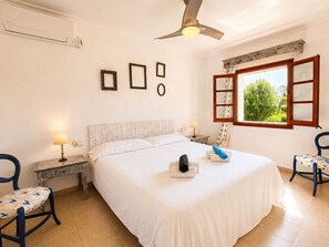 3 habitaciones, tabla de planchar con plancha y cuna de viaje 