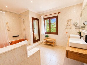 Badewanne, Haartrockner, Bidet, Handtücher