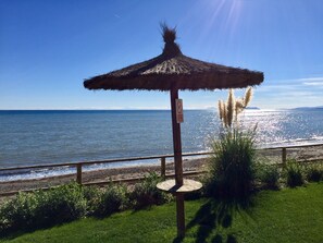 En la playa y camastros 