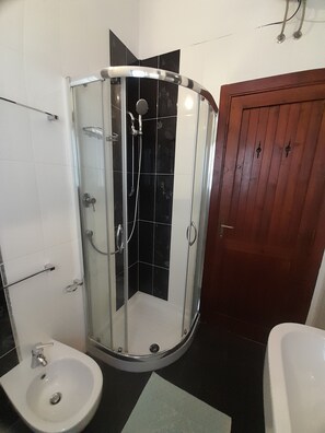 Bathroom - Villa surrounded by greenery in a quiet area close to all services. (Costa Rei)