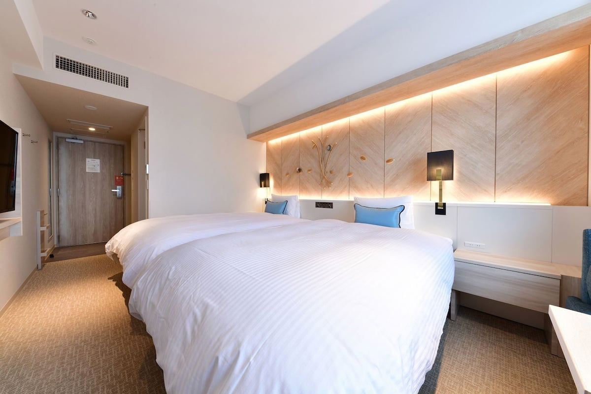 Cortinas blackout, insonorización y tabla de planchar con plancha