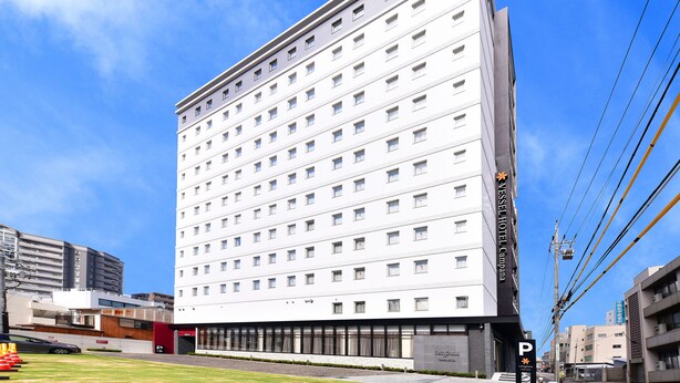 Een hotel met meerdere verdiepingen, een moderne gevel, tal van ramen en een duidelijk bord dat het een hotel aangeeft.