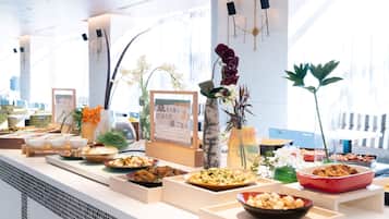 Daily buffet breakfast (JPY 1700 per person)