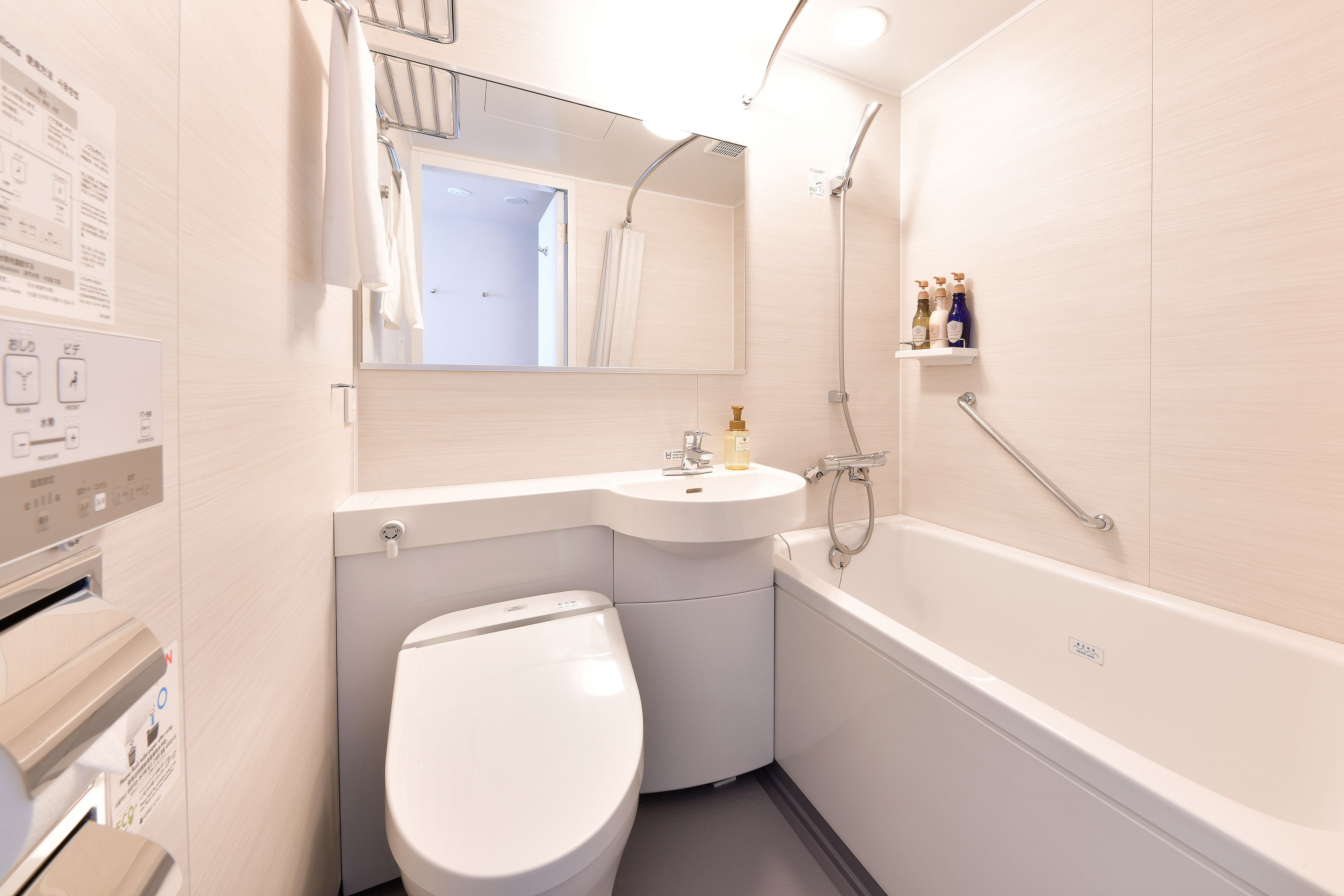 Ducha y bañera combinadas y bañera profunda