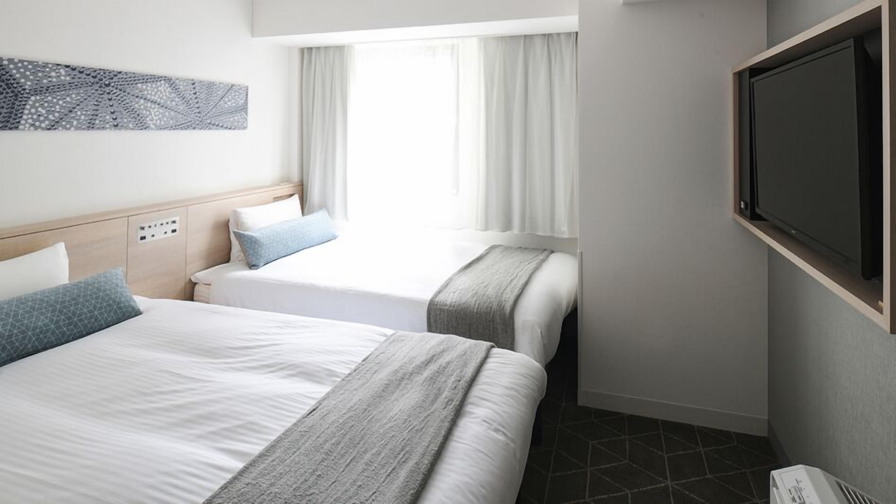 Escriptori, cortines opaques i habitacions insonoritzades 