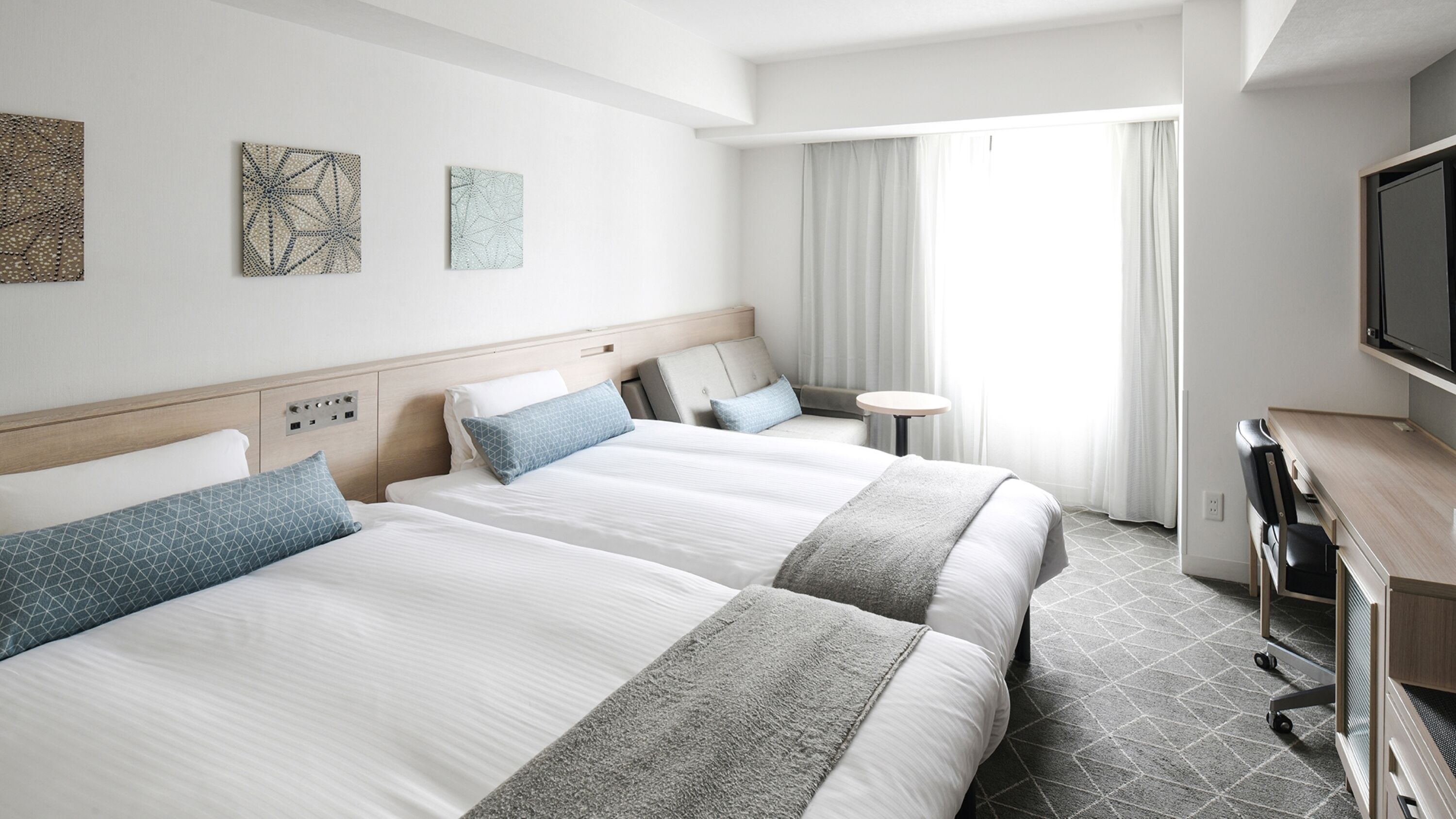 Escritorio, cortinas blackout y sistema de insonorización 