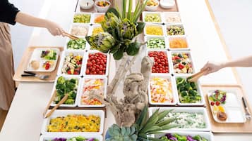 Petit déjeuner buffet (1600 JPY par personne)