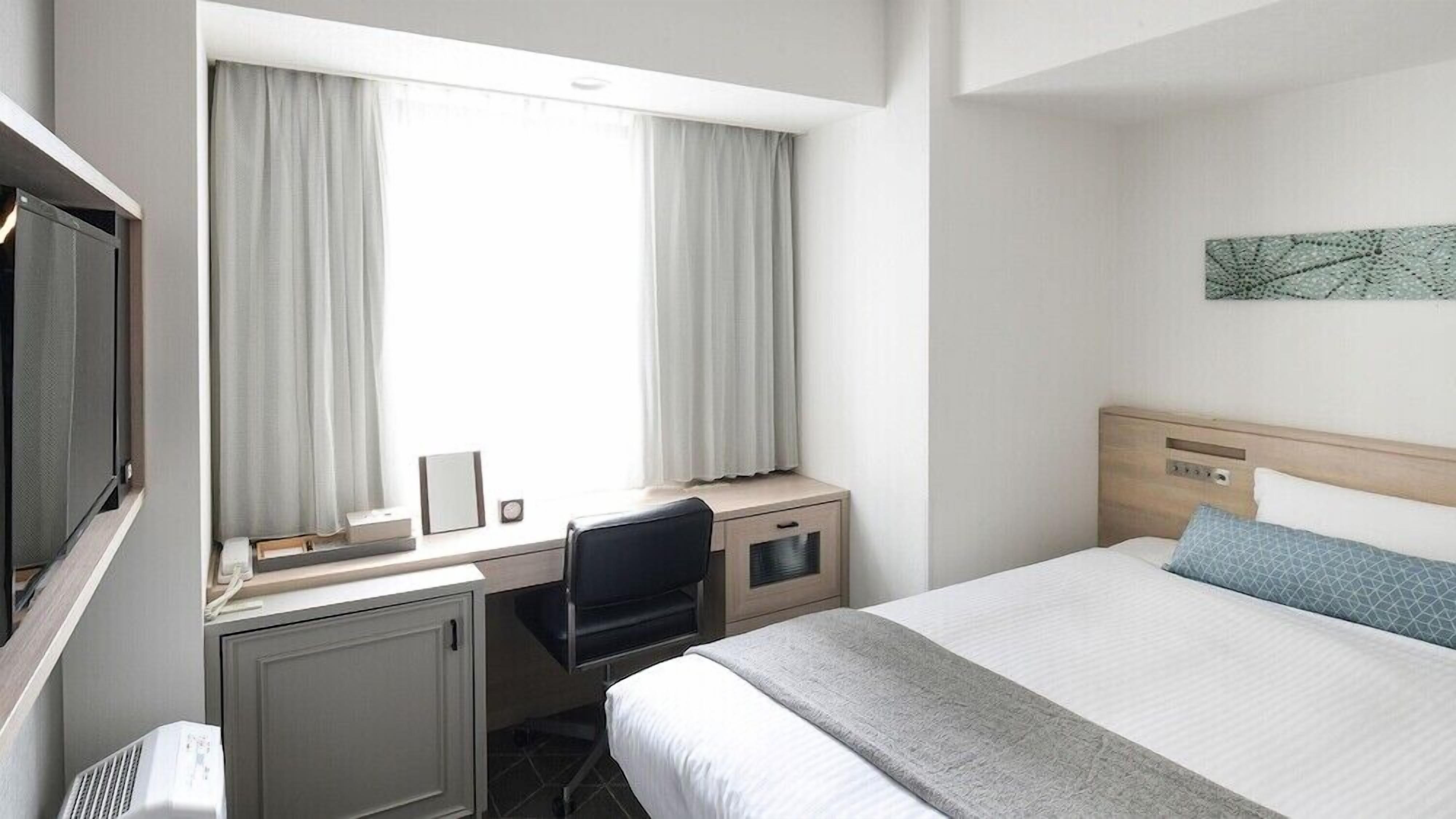 Schreibtisch, Verdunkelungsvorhänge, schallisolierte Zimmer