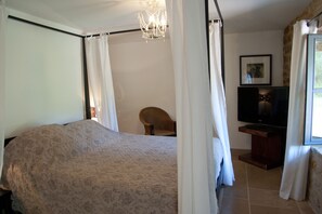 4 bedrooms, iron/ironing board, WiFi, bed sheets