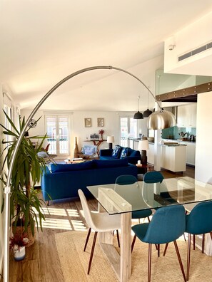 Smart-TV, Stereoanlage, Arbeitsbereiche