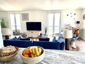 Smart TV, stereo, offices
