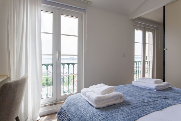 3 dormitorios, caja fuerte, escritorio y tabla de planchar con plancha