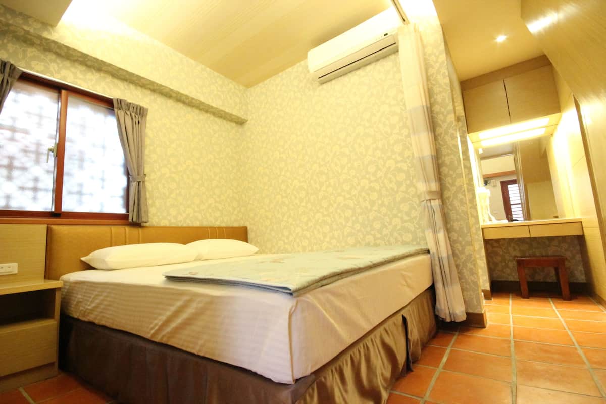 Deluxe Double Room | Laptop workspace, blackout drapes, free WiFi